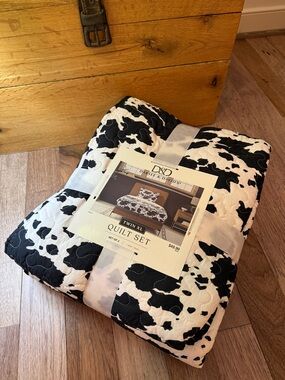 Cow Print Twin XL Quilt Set 🐄🤍🖤 Western Trendy Dorm Bedding (New)